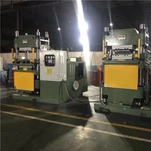 Hydraulisk pressemaskine til bremsepudefremstilling